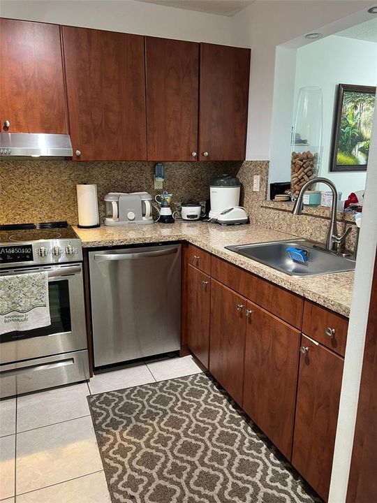 For Sale: $215,000 (1 beds, 1 baths, 758 Square Feet)