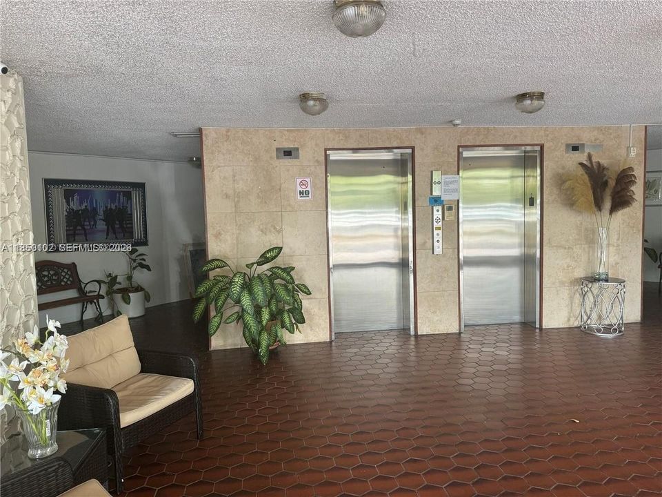 For Sale: $215,000 (1 beds, 1 baths, 758 Square Feet)