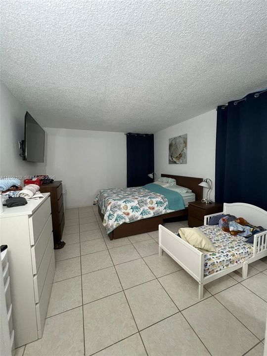 For Sale: $215,000 (1 beds, 1 baths, 758 Square Feet)