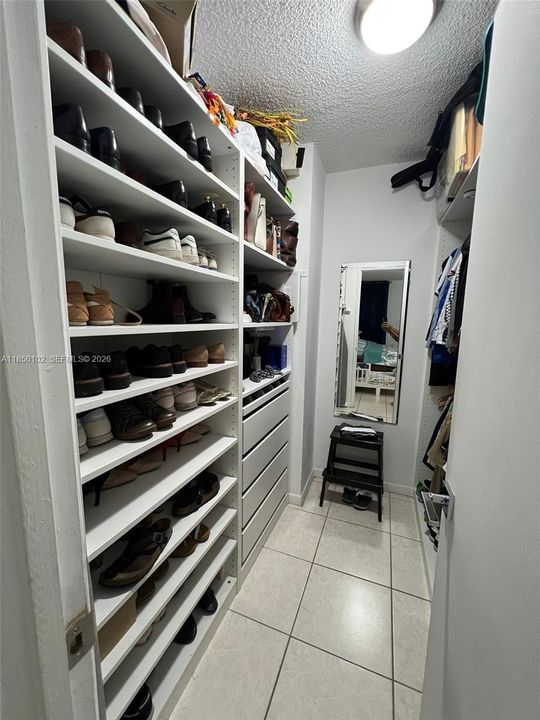 For Sale: $215,000 (1 beds, 1 baths, 758 Square Feet)