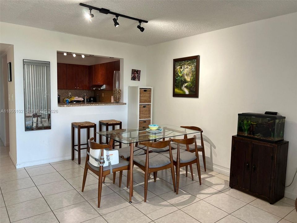 For Sale: $215,000 (1 beds, 1 baths, 758 Square Feet)