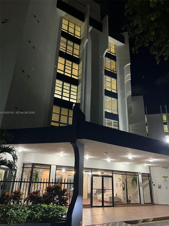 For Sale: $215,000 (1 beds, 1 baths, 758 Square Feet)