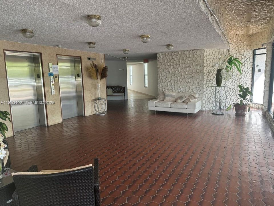 For Sale: $215,000 (1 beds, 1 baths, 758 Square Feet)