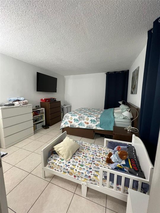 For Sale: $215,000 (1 beds, 1 baths, 758 Square Feet)
