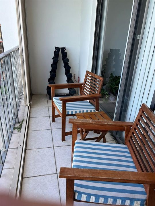 For Sale: $215,000 (1 beds, 1 baths, 758 Square Feet)
