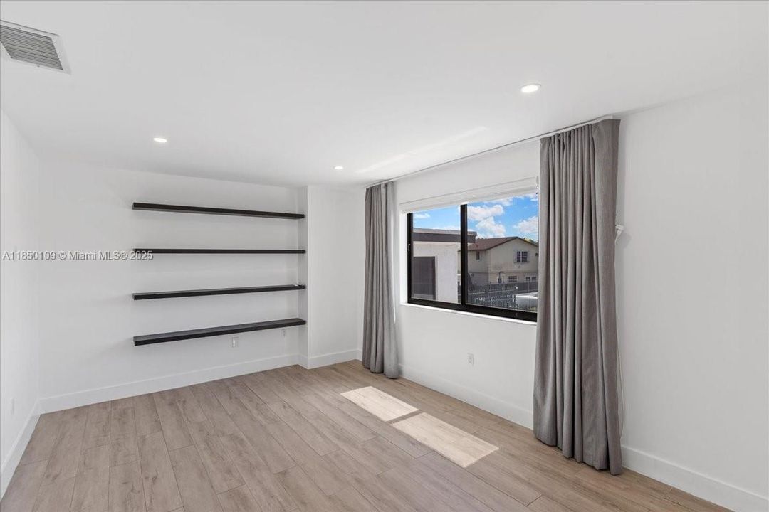 最近售出: $799,000 (4 贝兹, 3 浴室, 1634 平方英尺)