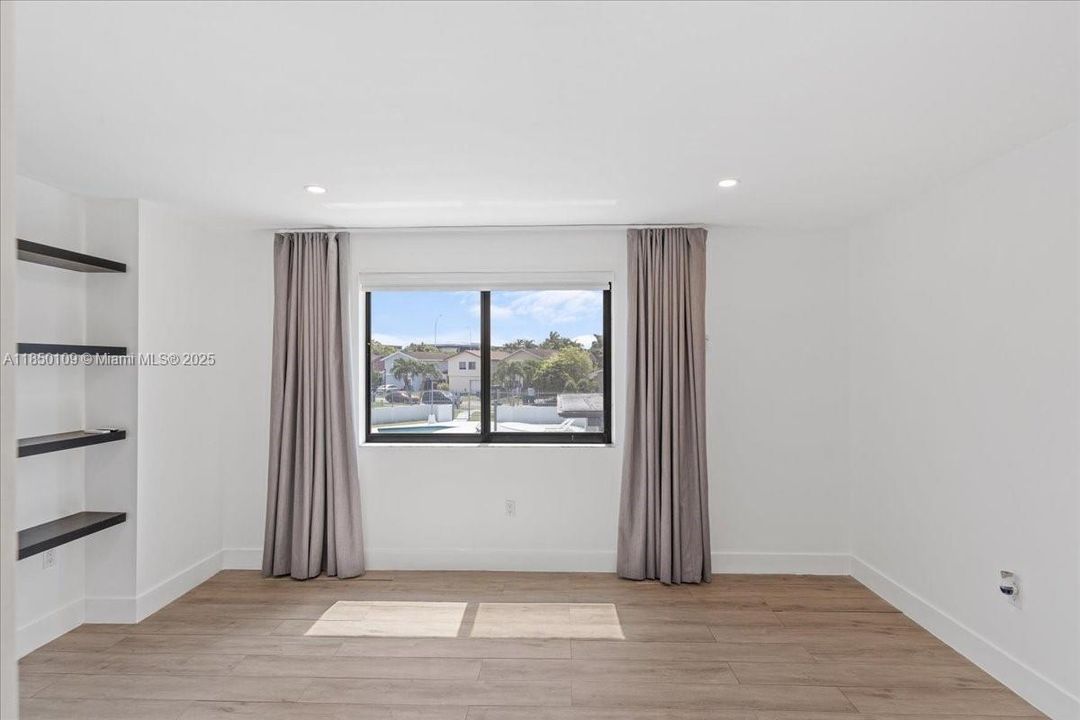 最近售出: $799,000 (4 贝兹, 3 浴室, 1634 平方英尺)