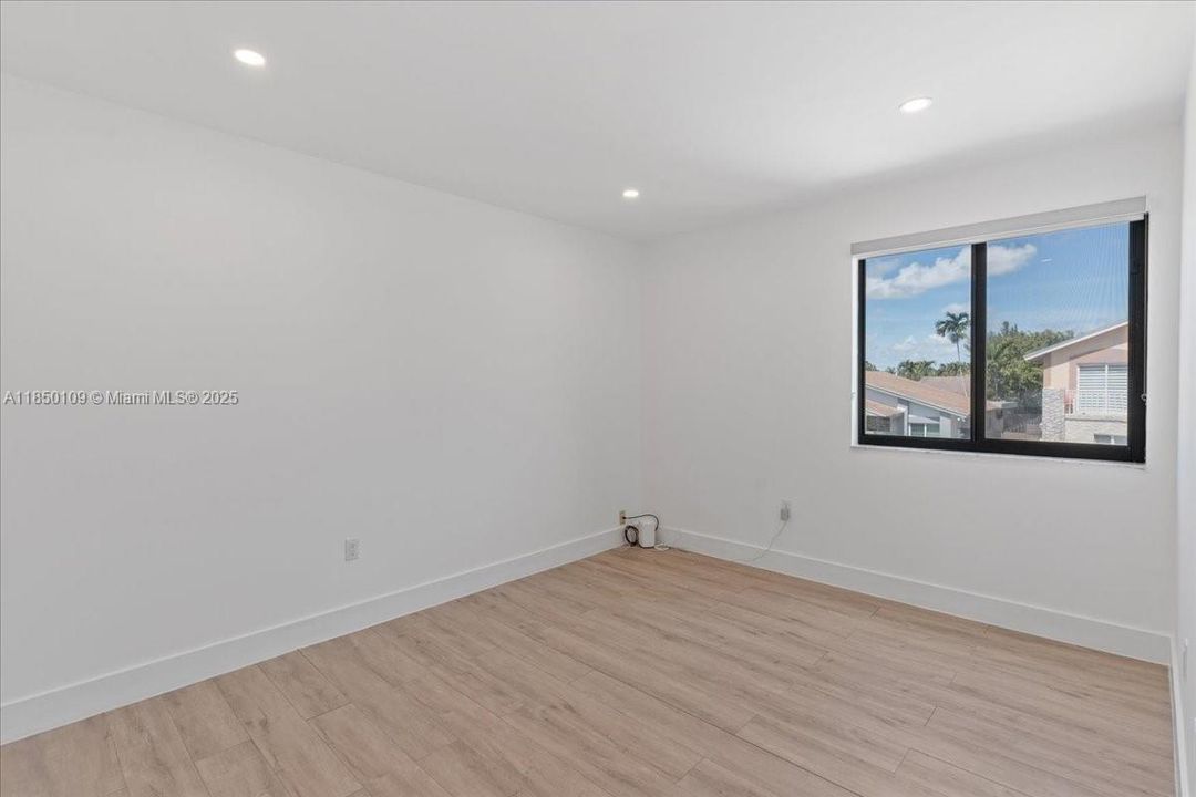 最近售出: $799,000 (4 贝兹, 3 浴室, 1634 平方英尺)