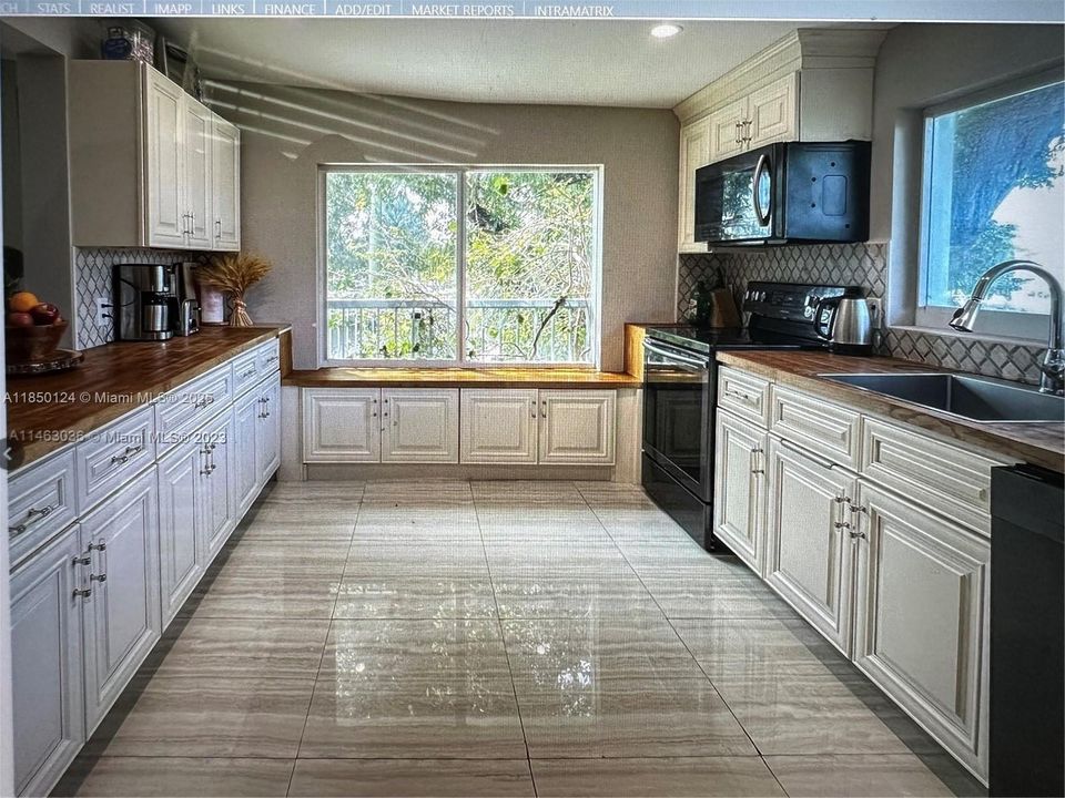 For Rent: $15,500 (7 beds, 6 baths, 4550 Square Feet)