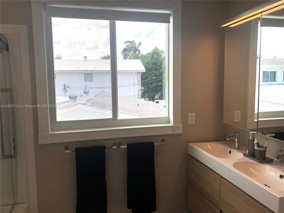 For Rent: $15,500 (7 beds, 6 baths, 4550 Square Feet)