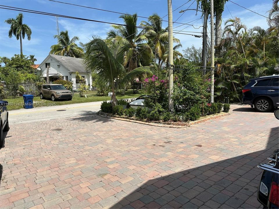 For Rent: $15,500 (7 beds, 6 baths, 4550 Square Feet)