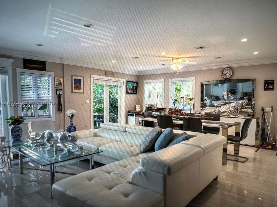 For Rent: $15,500 (7 beds, 6 baths, 4550 Square Feet)