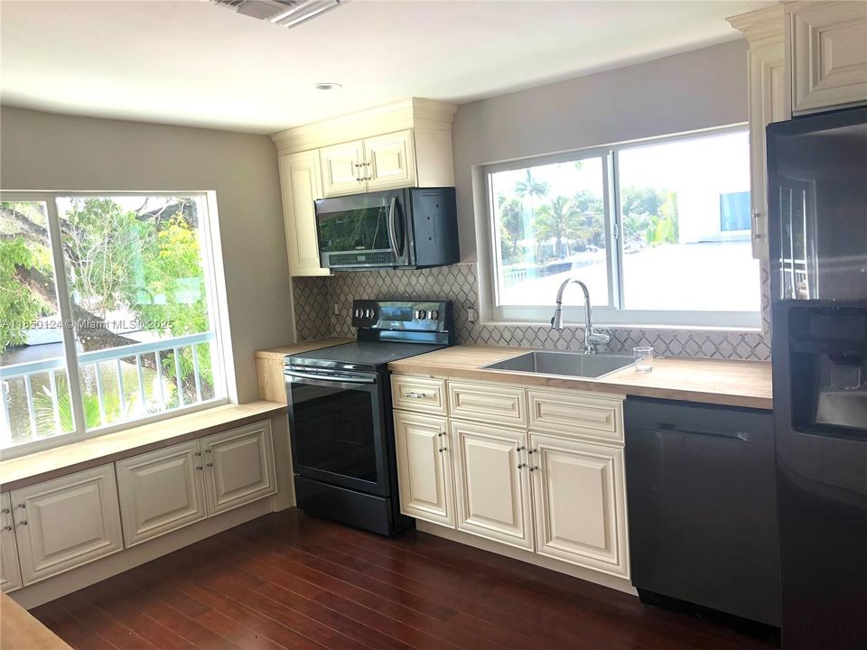 For Rent: $15,500 (7 beds, 6 baths, 4550 Square Feet)