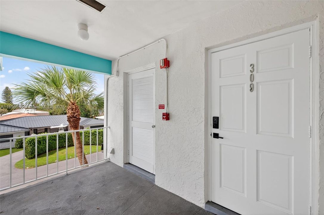 На продажу: $250,000 (2 спален, 2 ванн, 915 Квадратных фут)