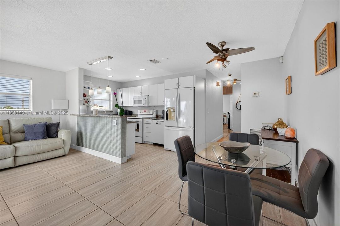 На продажу: $250,000 (2 спален, 2 ванн, 915 Квадратных фут)