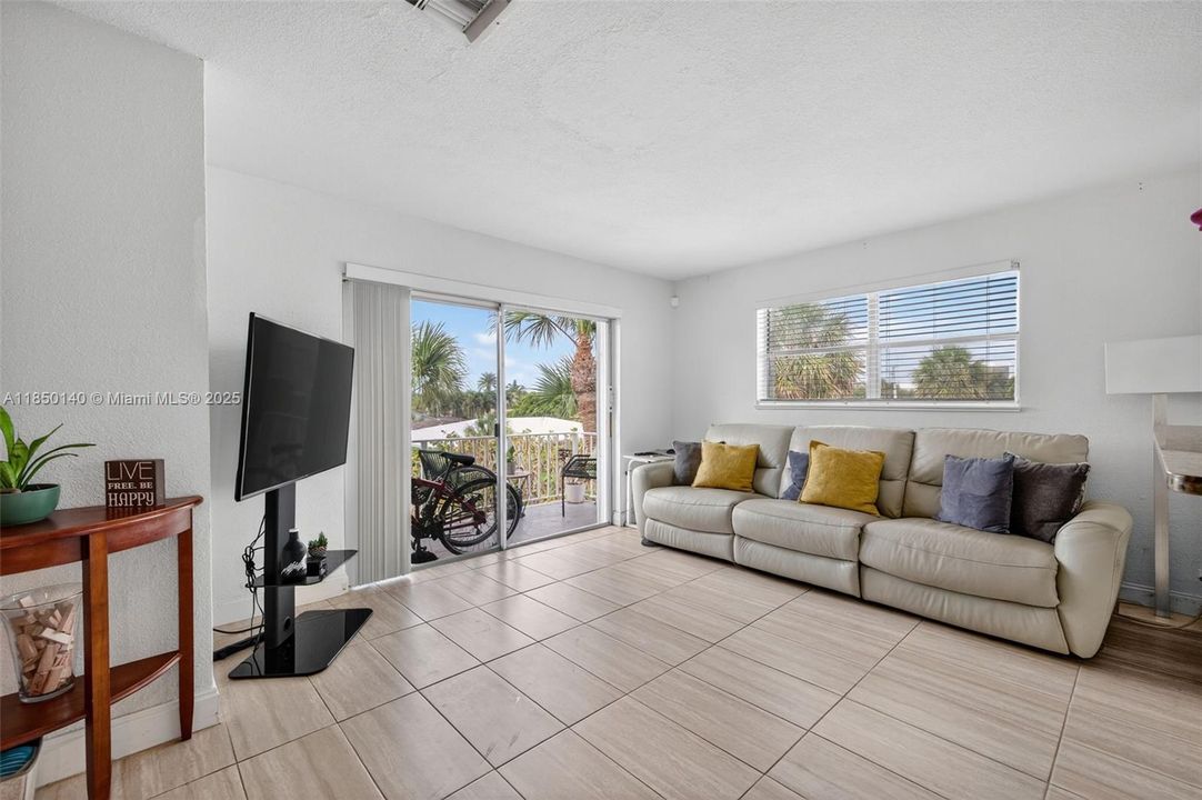 На продажу: $250,000 (2 спален, 2 ванн, 915 Квадратных фут)