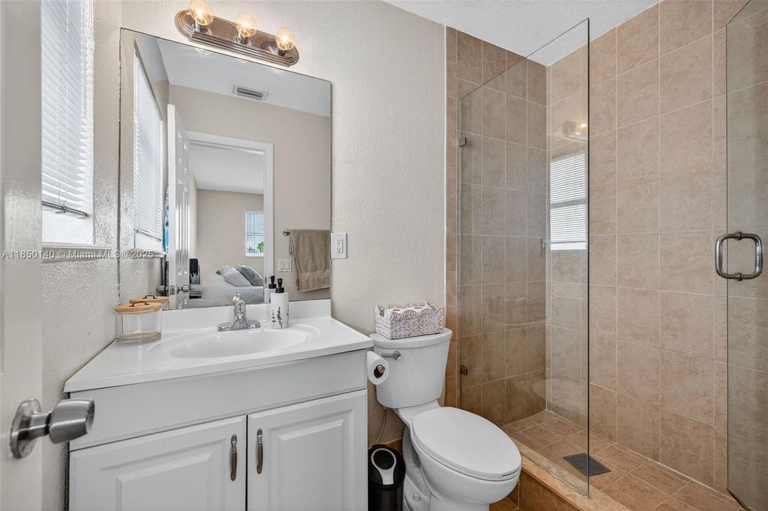 На продажу: $250,000 (2 спален, 2 ванн, 915 Квадратных фут)