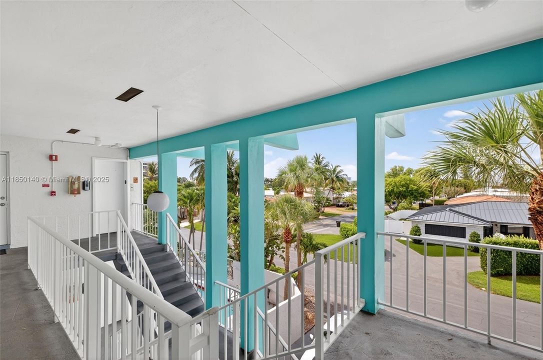 На продажу: $250,000 (2 спален, 2 ванн, 915 Квадратных фут)