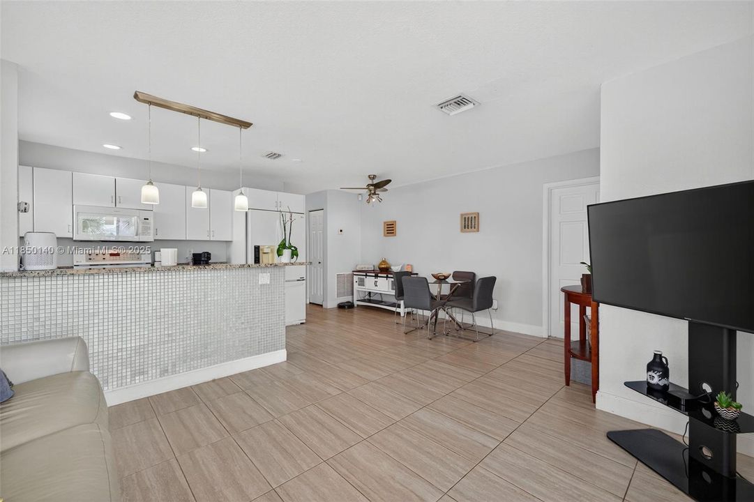 На продажу: $250,000 (2 спален, 2 ванн, 915 Квадратных фут)