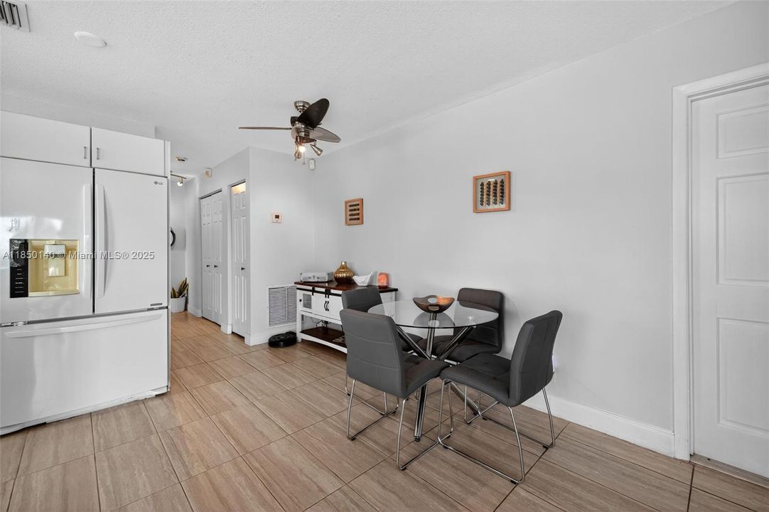 На продажу: $250,000 (2 спален, 2 ванн, 915 Квадратных фут)