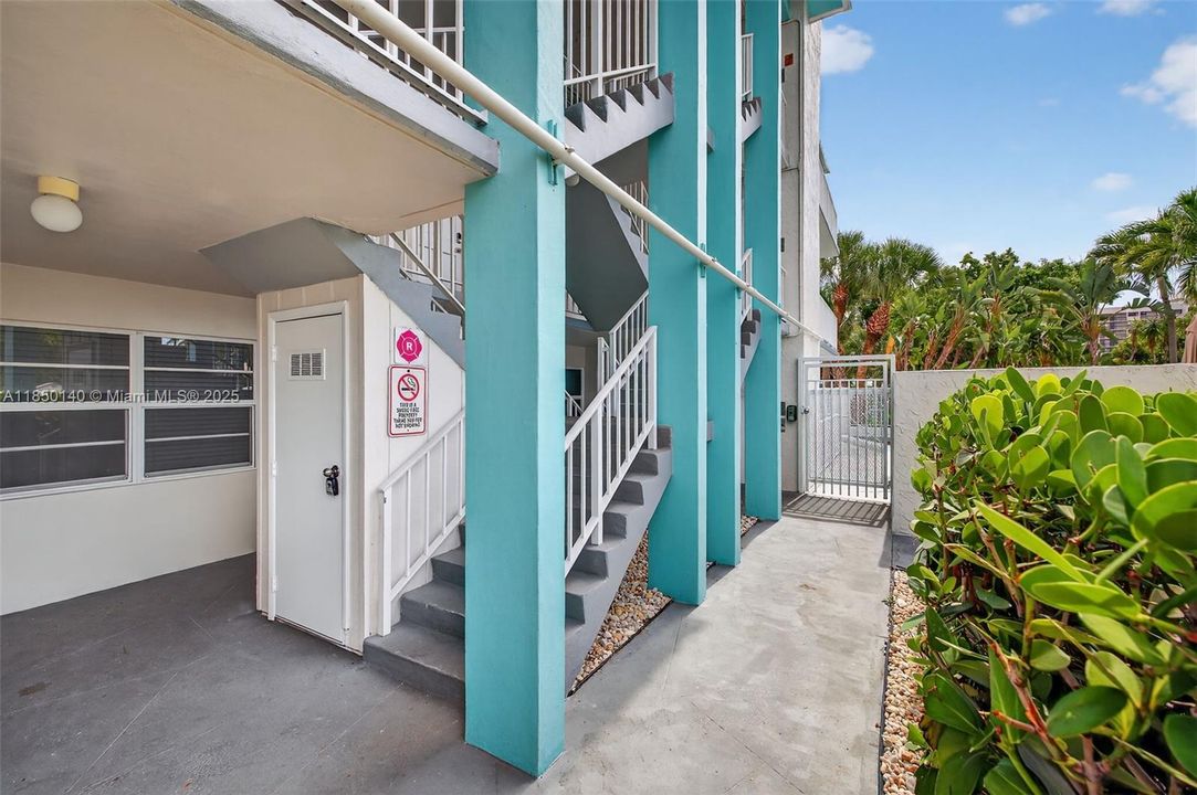 На продажу: $250,000 (2 спален, 2 ванн, 915 Квадратных фут)