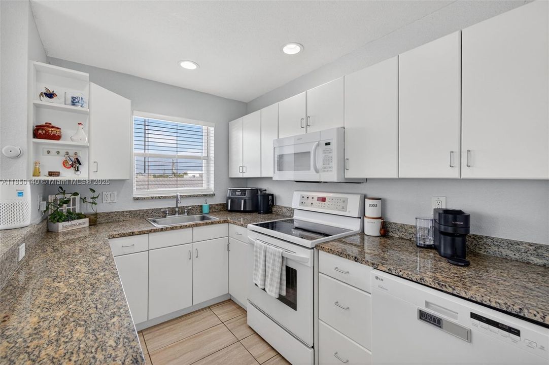 На продажу: $250,000 (2 спален, 2 ванн, 915 Квадратных фут)