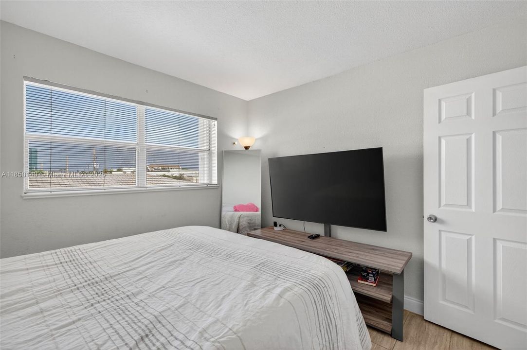 На продажу: $250,000 (2 спален, 2 ванн, 915 Квадратных фут)