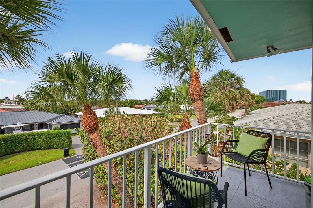 На продажу: $250,000 (2 спален, 2 ванн, 915 Квадратных фут)