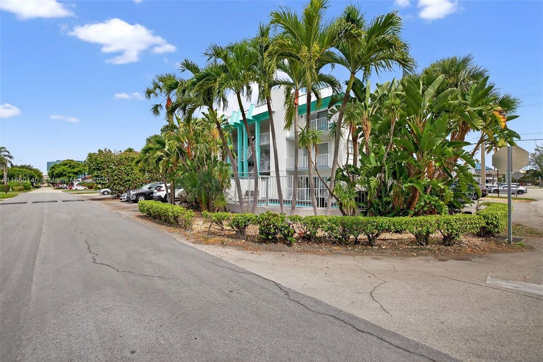 На продажу: $250,000 (2 спален, 2 ванн, 915 Квадратных фут)