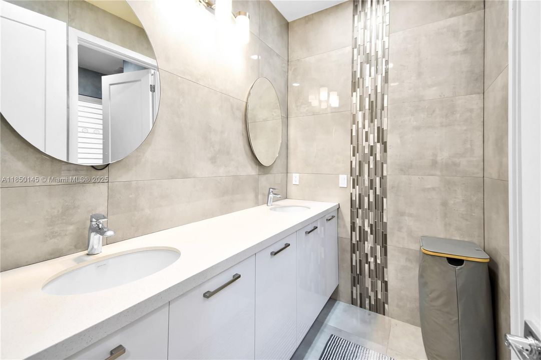 出租: $18,000 (6 贝兹, 4 浴室, 5216 平方英尺)