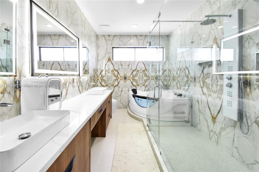 出租: $18,000 (6 贝兹, 4 浴室, 5216 平方英尺)