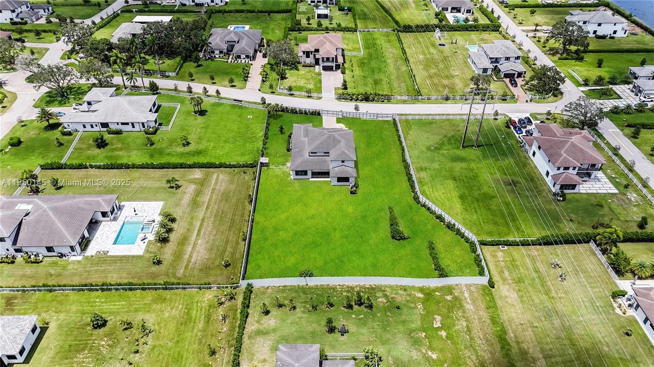 出租: $18,000 (6 贝兹, 4 浴室, 5216 平方英尺)