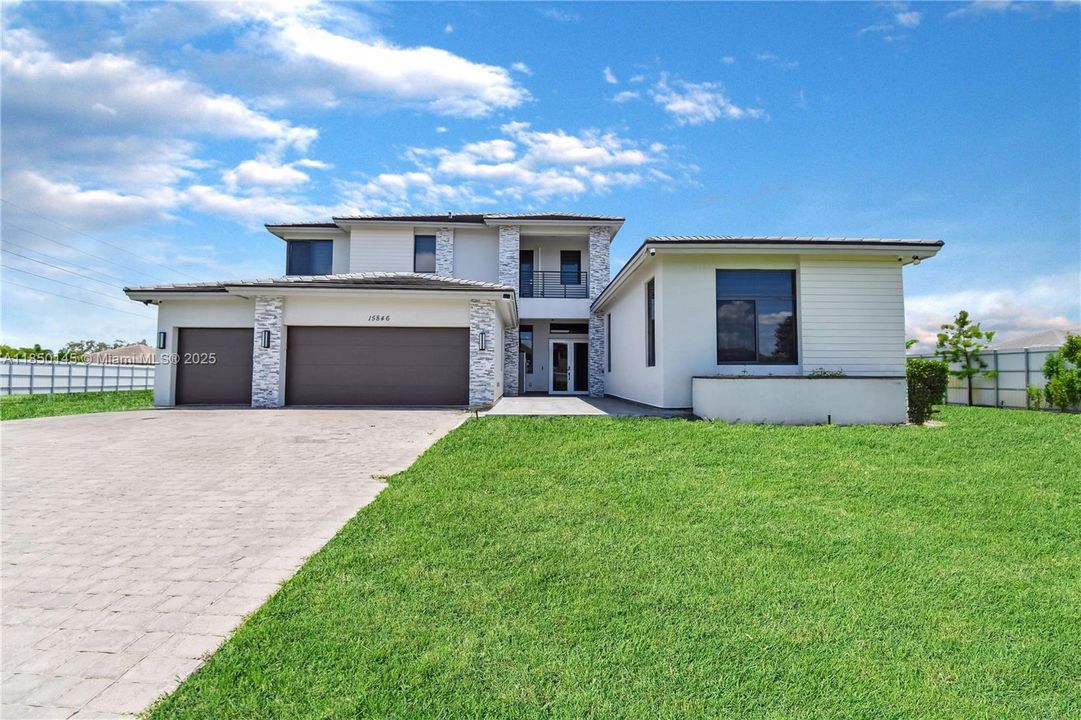 出租: $18,000 (6 贝兹, 4 浴室, 5216 平方英尺)