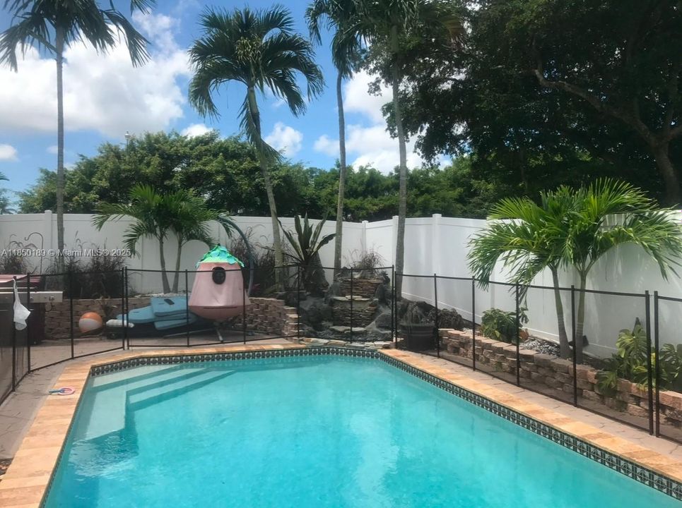 Недавно продано: $695,000 (4 спален, 3 ванн, 2089 Квадратных фут)