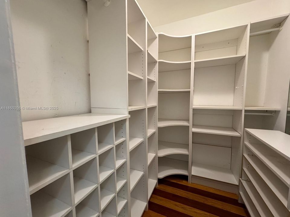 Под контрактом: $8,000 (4 спален, 3 ванн, 2571 Квадратных фут)