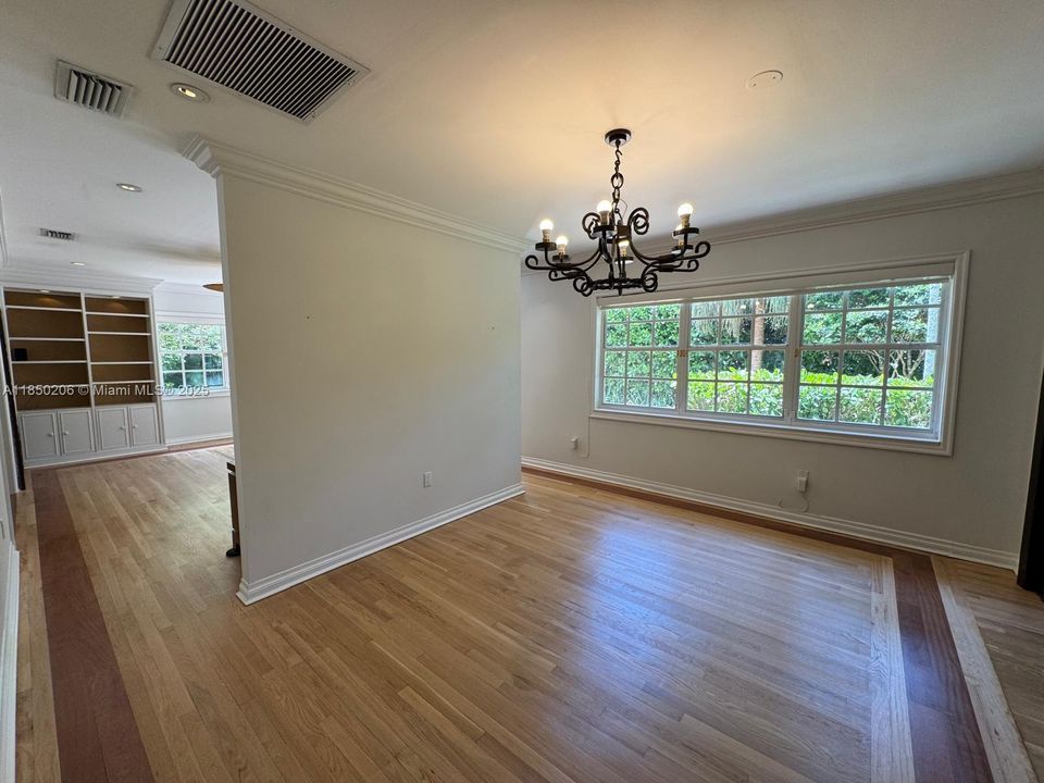 Под контрактом: $8,000 (4 спален, 3 ванн, 2571 Квадратных фут)