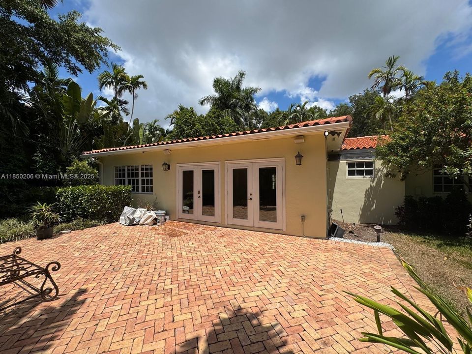 Под контрактом: $8,000 (4 спален, 3 ванн, 2571 Квадратных фут)