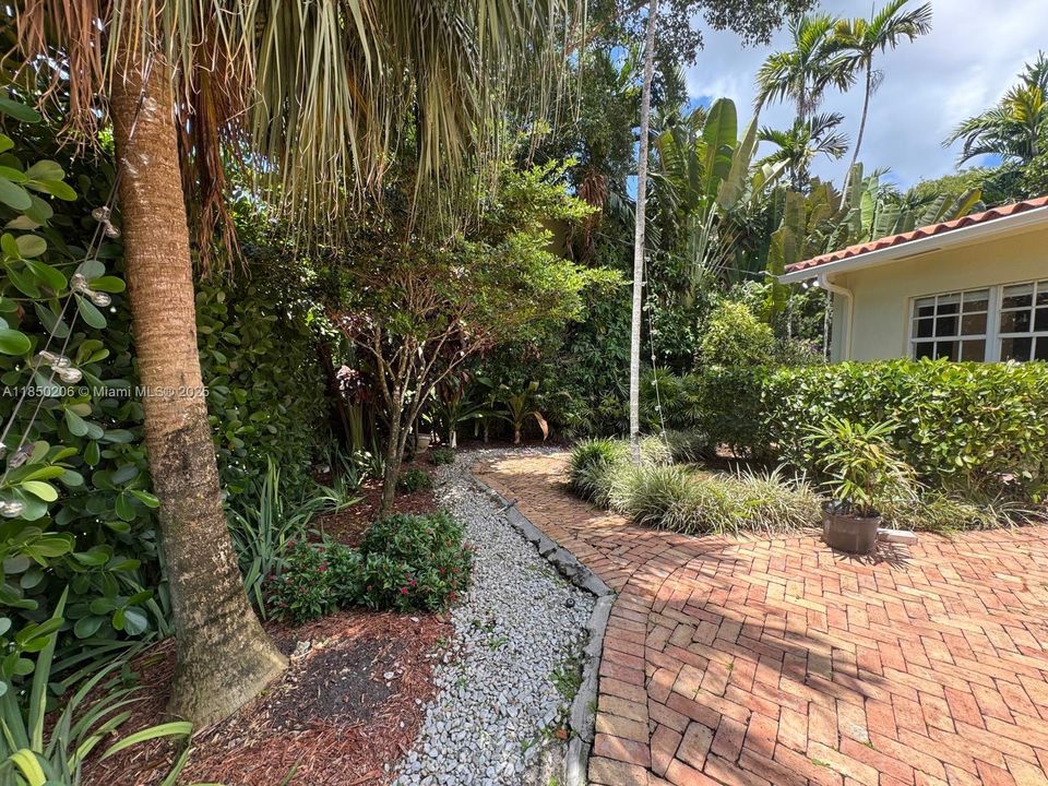 Под контрактом: $8,000 (4 спален, 3 ванн, 2571 Квадратных фут)