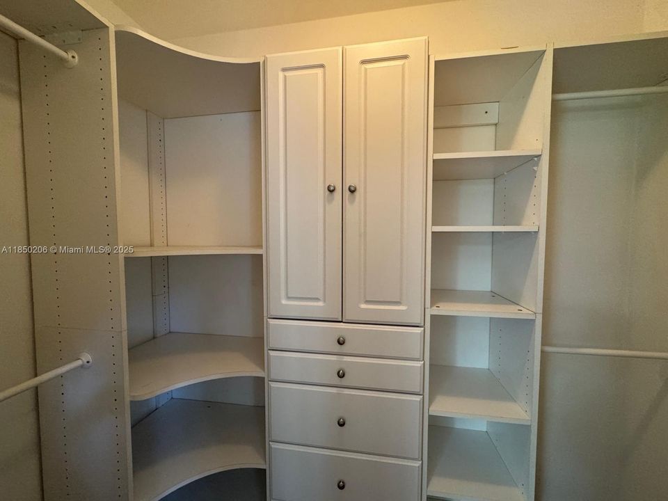 Под контрактом: $8,000 (4 спален, 3 ванн, 2571 Квадратных фут)