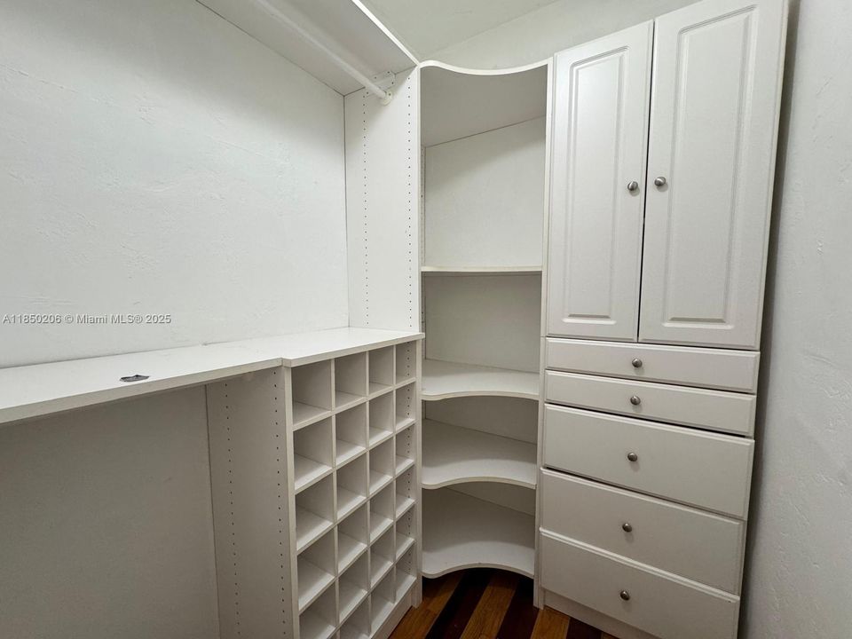 Под контрактом: $8,000 (4 спален, 3 ванн, 2571 Квадратных фут)