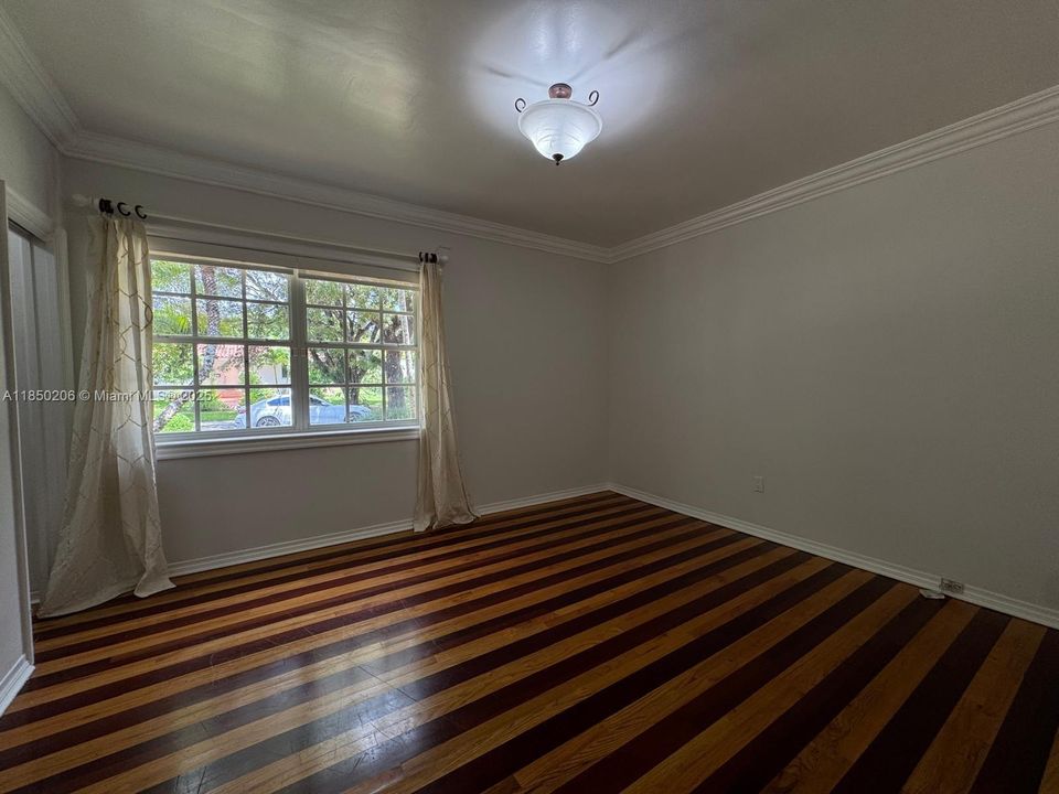 Под контрактом: $8,000 (4 спален, 3 ванн, 2571 Квадратных фут)