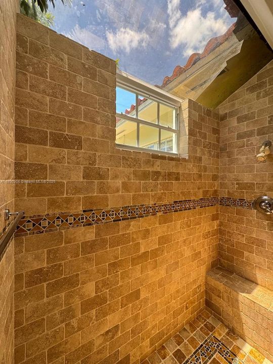 Под контрактом: $8,000 (4 спален, 3 ванн, 2571 Квадратных фут)