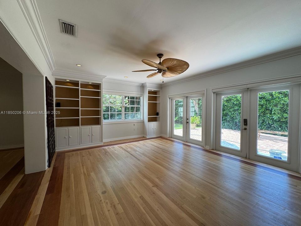 Под контрактом: $8,000 (4 спален, 3 ванн, 2571 Квадратных фут)