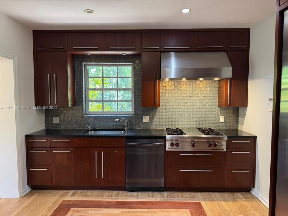 Под контрактом: $8,000 (4 спален, 3 ванн, 2571 Квадратных фут)