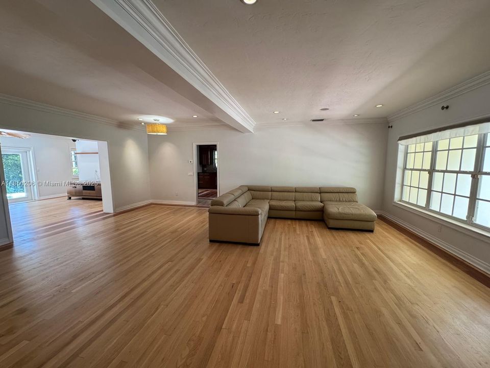 Под контрактом: $8,000 (4 спален, 3 ванн, 2571 Квадратных фут)