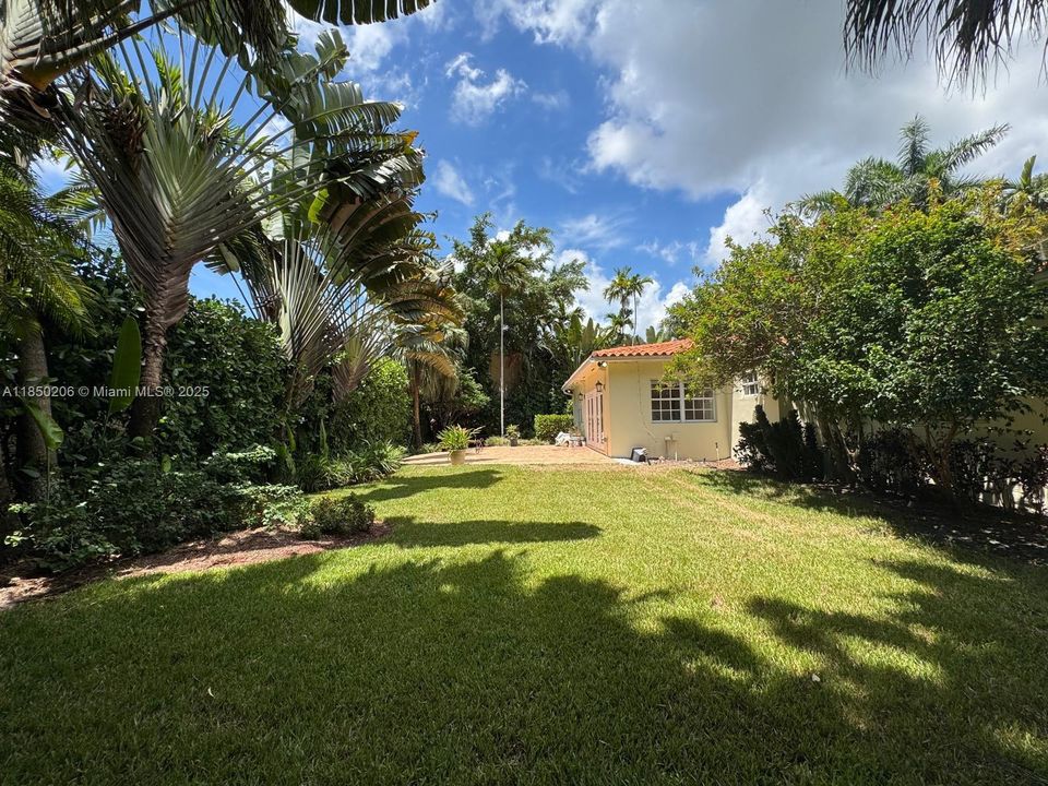 Под контрактом: $8,000 (4 спален, 3 ванн, 2571 Квадратных фут)