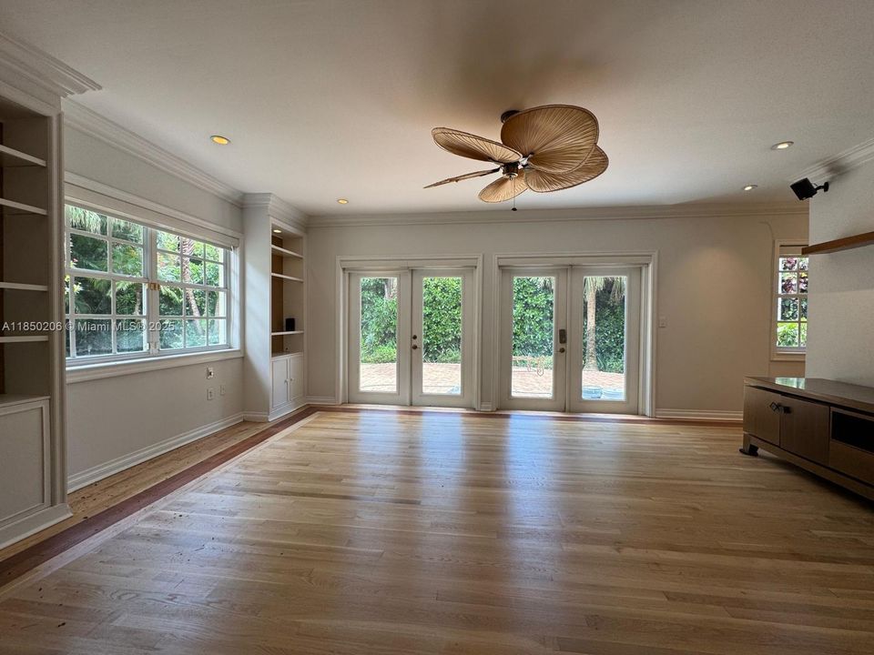 Под контрактом: $8,000 (4 спален, 3 ванн, 2571 Квадратных фут)