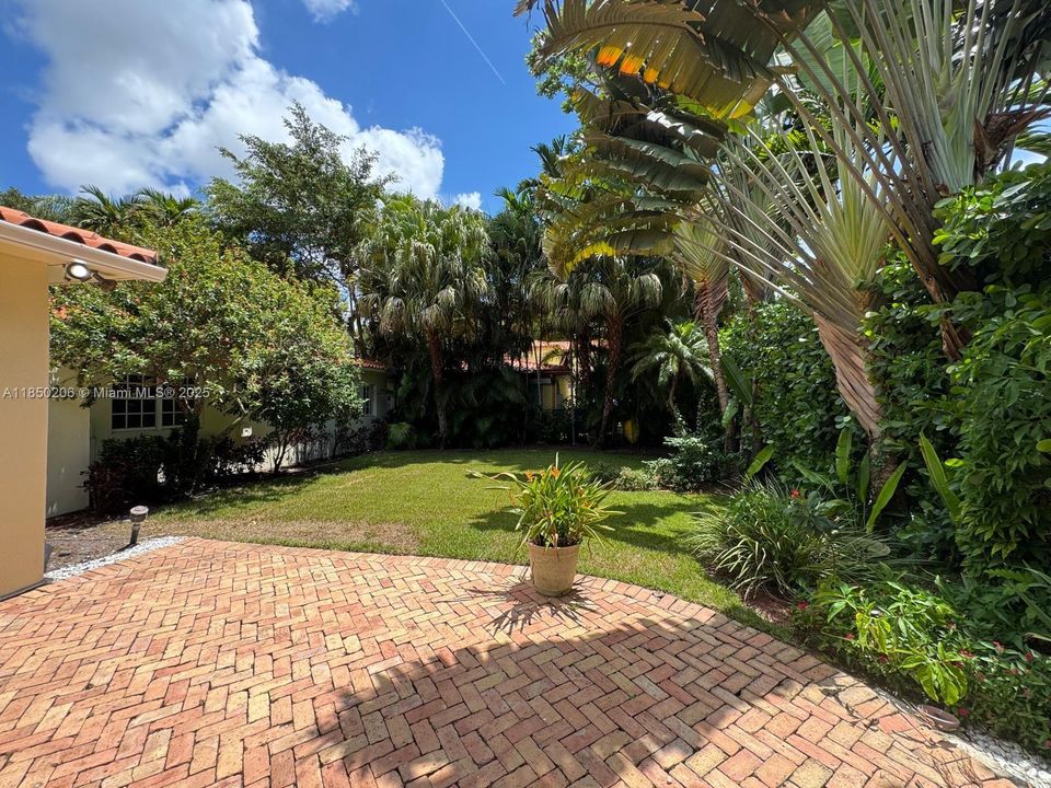 Под контрактом: $8,000 (4 спален, 3 ванн, 2571 Квадратных фут)