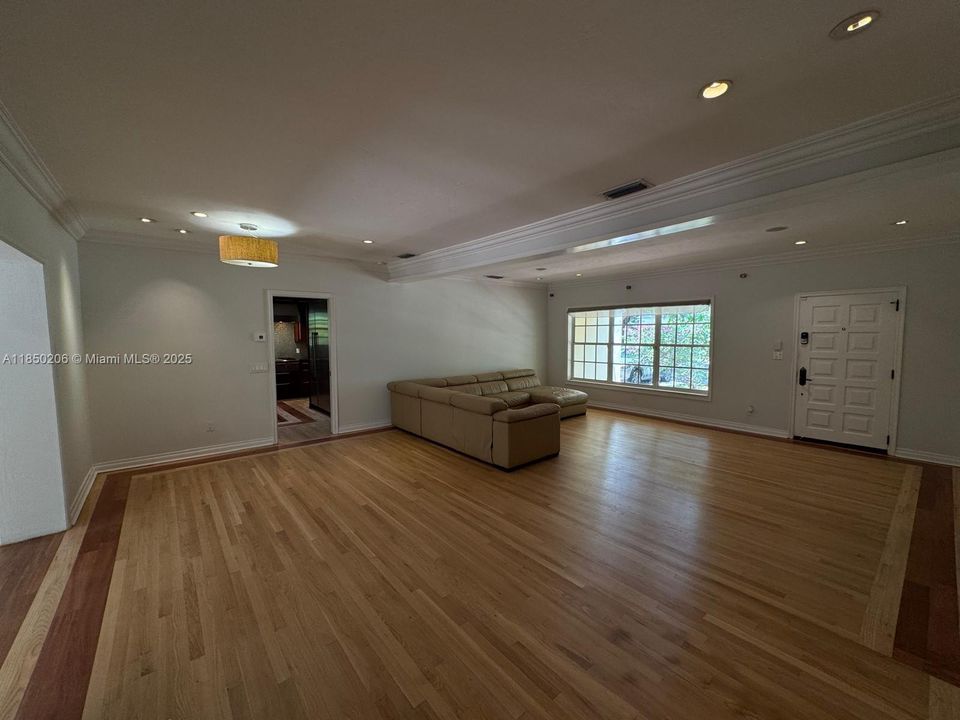 Под контрактом: $8,000 (4 спален, 3 ванн, 2571 Квадратных фут)