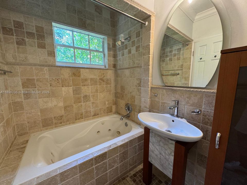 Под контрактом: $8,000 (4 спален, 3 ванн, 2571 Квадратных фут)